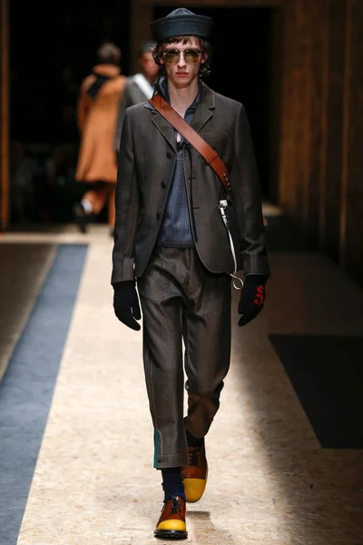 Look 17
